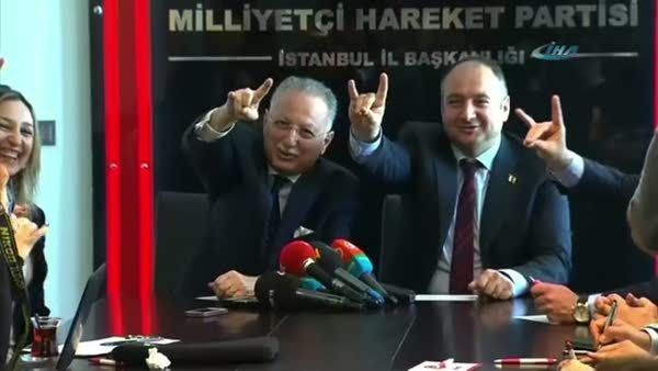 MHP adayı Ekmeleddin İhsanoğlu ‘Bozkurt’ işaretini yapamadı