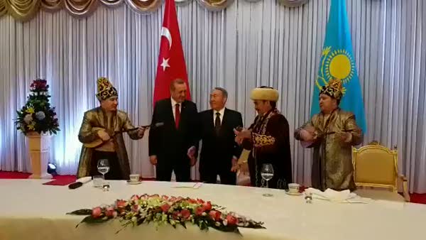 Cumhurbaşkanı Erdoğan'a Kazakistan Astana'da Dombra sürprizi