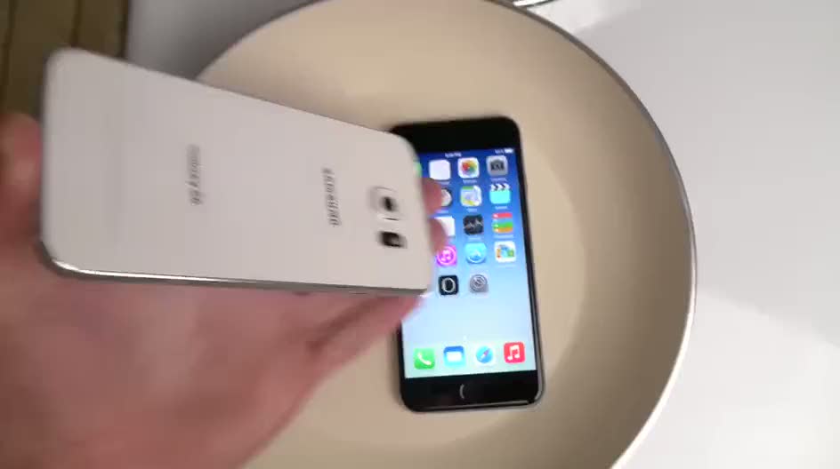 iPhone 6 ve Samsung Galaxy S6 kaynar su testi