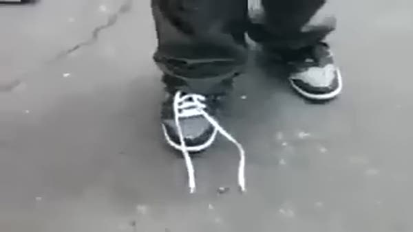 El değmeden ayakkabı bağlamak