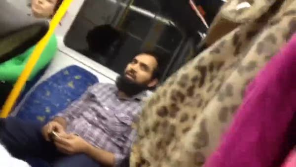Metroda Müslüman kadını korudu, kahraman oldu
