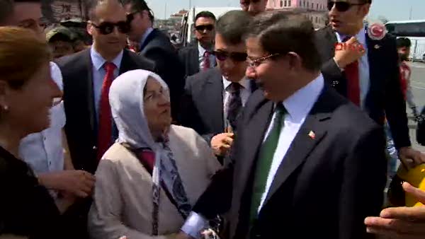 Başbakan Davutoğlu, Galata Köprüsü'nde yürüdü