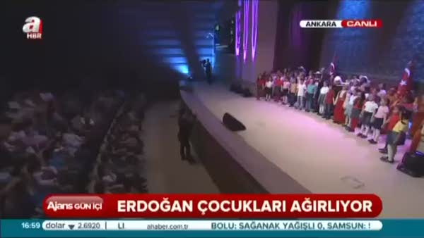 Erdoğan Saray'da çocuklarla şarkı söyledi