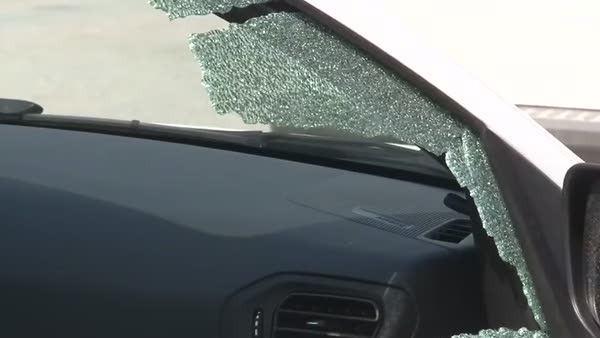Otomobilin camını kırıp 40 bin lira çaldılar