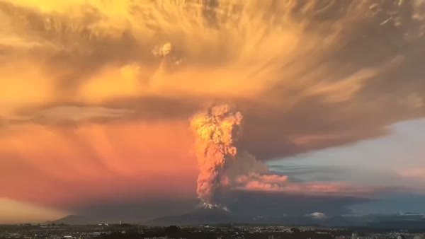 Şili'de Calbuco volkanı patladı