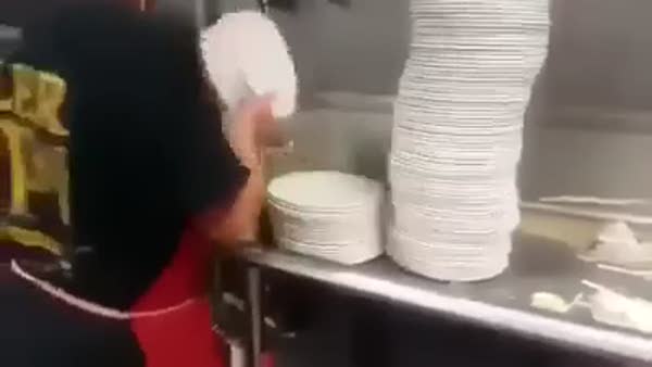 Yüzlerce tabağı 1 dakikada yıkadı