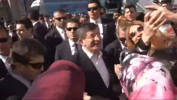 Vatandaşlar Başbakan Ahmet Davutoğlu ile selfie çektirdi