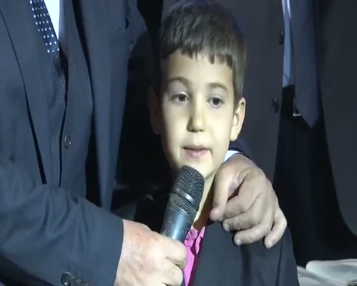 Bayrağı öpen çocuk: “Bayrağımızı çok sevelim, yakmayalım, öpelim”