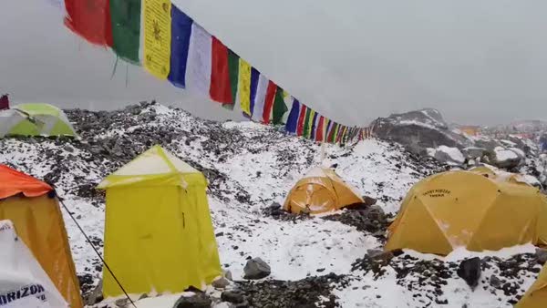 Everest'teki çığın görüntüleri