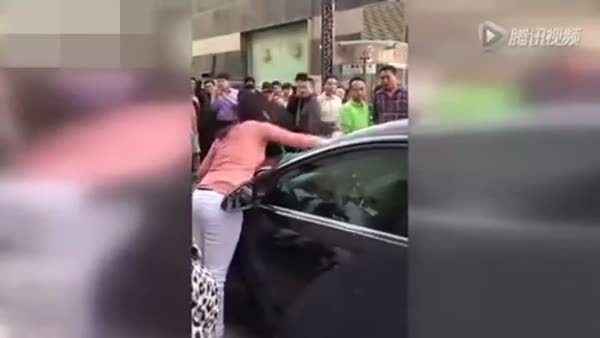 Kızgın kadını polis bile durdurmadı