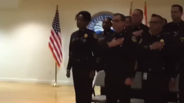 ABD'li kadın polis Müslüman olma ihtimali yüzünden hedef tahtasında