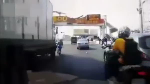 Dalgın motosiklet sürücüsü kamyonun altında kaldı