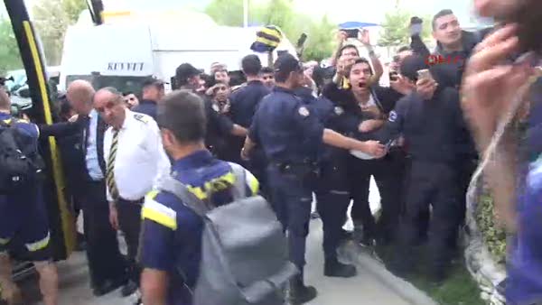 Fenerbahçe takım otobüsüne taşlı saldırı