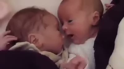 Minik bebeği hıçkırık tutarsa