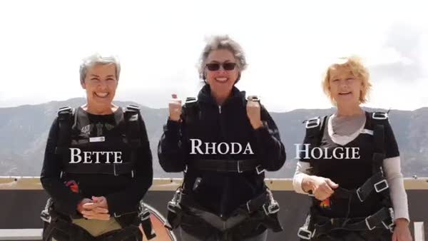 İlk defa paraşütle atlayan yaşlı kadınlar