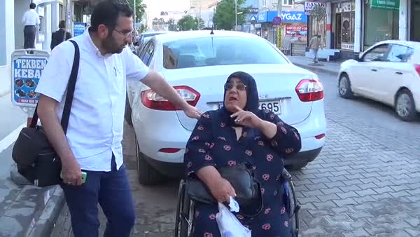 Engelli Suriyeli kadını kızı evden attı