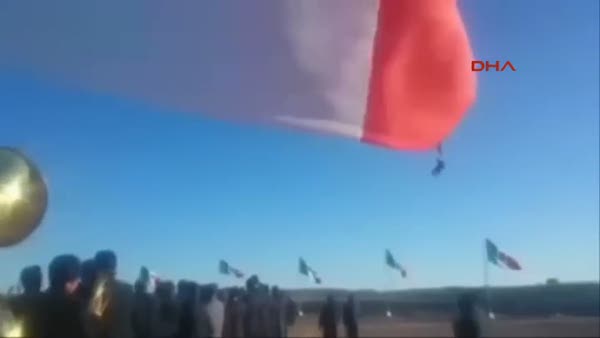 Dev bayrak askeri uçurdu