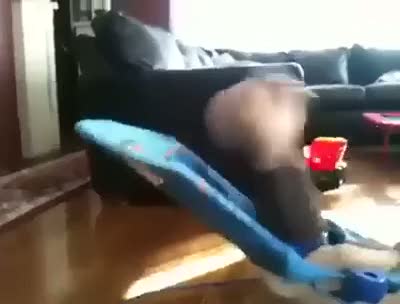 Eğlenmesini bilen bebek