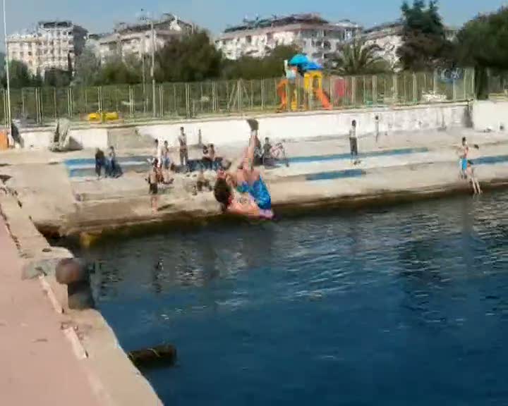 İstanbul'da deniz sezonunu öğrenciler açtı