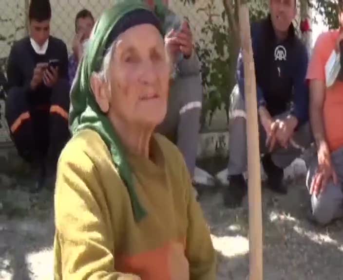 Yaşlı kadının evinden 10 kamyon çöp çıktı