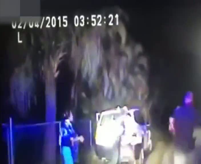 Polis karı kocayı copla acımasızca dövdü