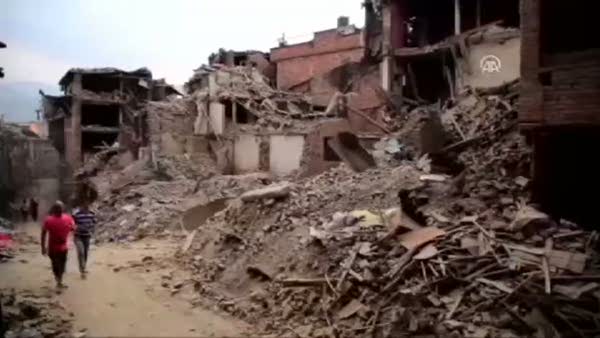 Nepal'de enkazlar kaldırılmayı bekliyor