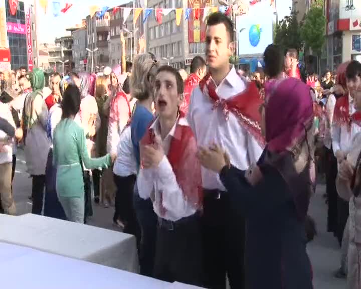 Engelli gençlere asker kınası