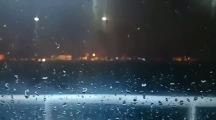 Şimşek çakmasıyla elektrik kesilmesi anını yakaladı