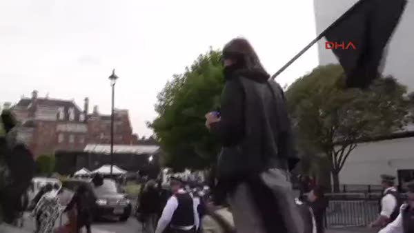 Londra'da polis göstericilere müdahale etti