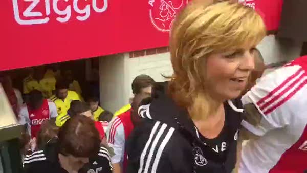 Ajaxlı futbolcular sahaya anneleriyle çıktı!