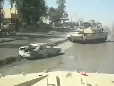 Tank otomobilin üzerinden geçerse