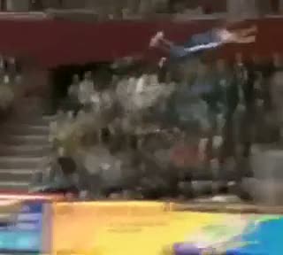 Jüri masasına uçan sporcu