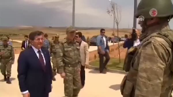 Davutoğlu, Süleyman Şah Türbesi ve Saygı Karakolu'nu ziyaret etti