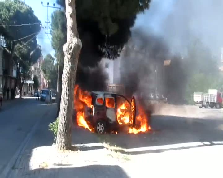 Çocuklar otomobili yaktı