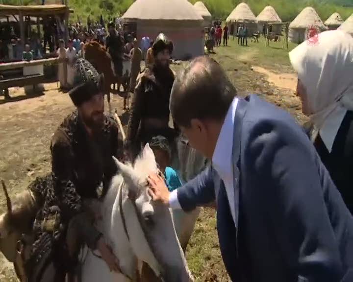 Davutoğlu’ndan ‘Diriliş Ertuğrul’a sürpriz ziyaret!