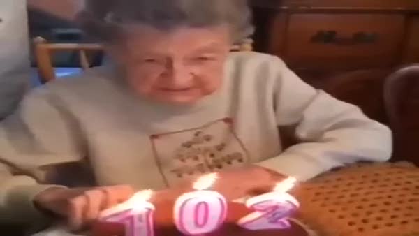 102. yaşını kutlayan ninenin mumları üflerken yaşadığı ufak sorun