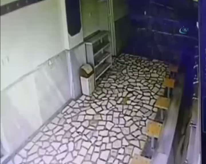 Camide temizlikçi kılığında hırsızlık kamerada