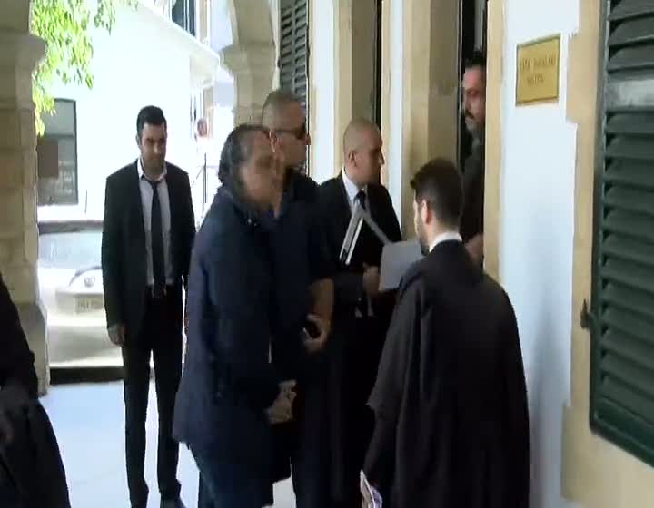Modacı Barbaros Şansal gümrükten geçerken uyuşturucuyla yakalandı