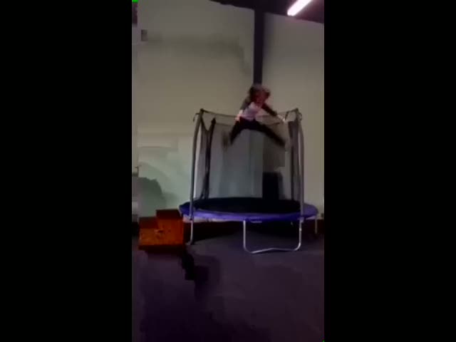 Yer çekimine meydan okuyamayan kız