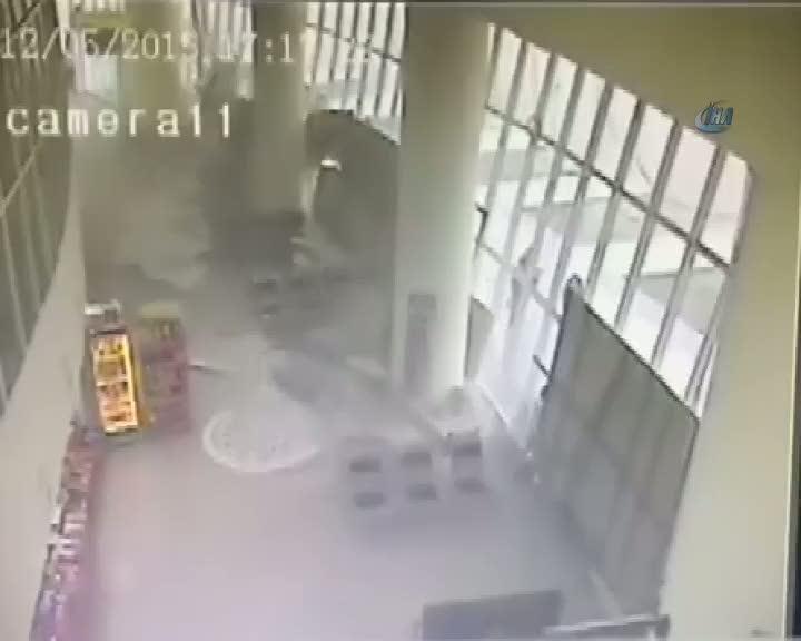 Otogarın tavanı böyle çöktü