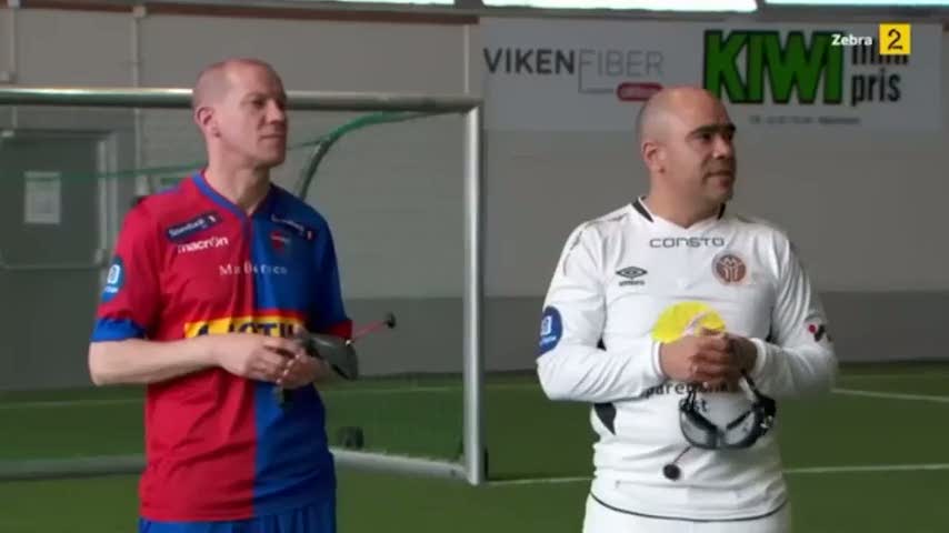 Sahayı kuş bakışı gösteren gözlükler ile futbol maçı yapmak