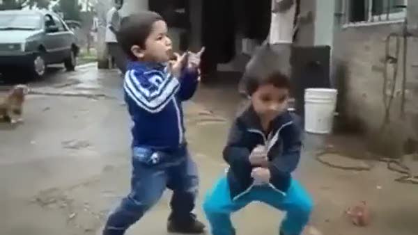 Küçük çocuklardan müthiş dans!