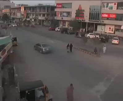 Karşıya geçen yayaya bakın ne vurup kaçıyor