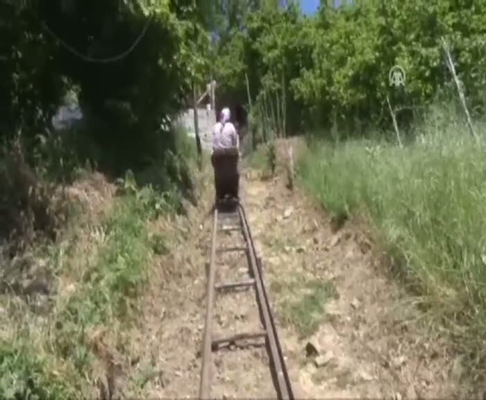 Yamaçtaki evi için raylı sistem yaptı