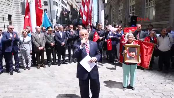 New York'ta Türk Bayrağı göndere çekildi