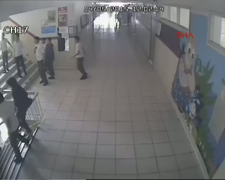 Kadın veliden kadın öğretmene dayak kamerada