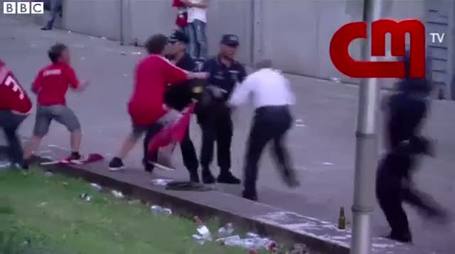 Çocuklarının gözünün önünde polis dayağı