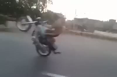 Trafikte motoruyla çılgın hareketler yaptı