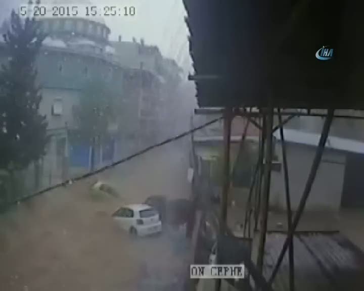 İzmir'de sel araçları böyle sürükledi