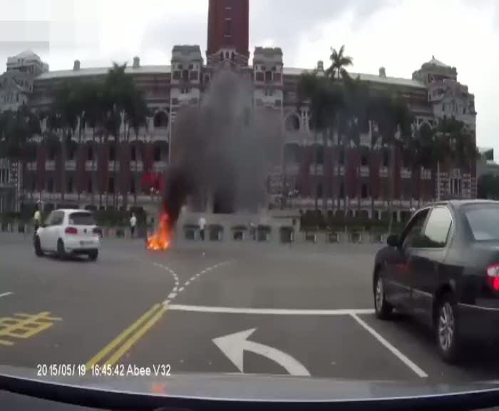 Caddenin ortasında kendini yaktı.